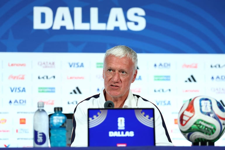 El seleccionador de Francia Didier Deschamps ofrece una conferencia de prensa, en el Dallas Stadium en Arlington, en la víspera del partido de semifinales de la Copa Mundial de fútbol 2026 entre Francia y España.