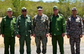Autoridades militares de Cuba y del Comando Sur de EE.UU. reunidas en Guantánamo.