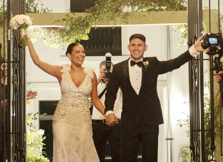 Los recién casados recibidos con alegría por sus invitados en Puerto Liebig.