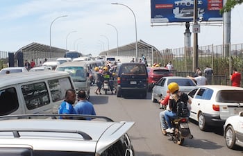 El tránsito paralizado generó una kilométrica fila vehicular desde el puente hacia Foz de Yguazú, sobre la BR277.