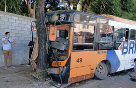 Un colectivo de la Línea 12 chocó contra un árbol en Asunción y unos 17 pasajeros terminaron heridos.