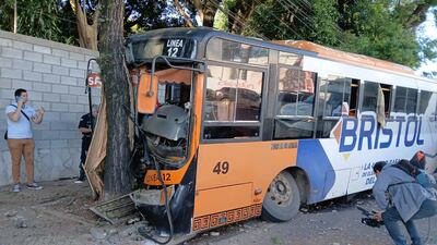 Un colectivo de la Línea 12 chocó contra un árbol en Asunción y unos 17 pasajeros terminaron heridos.