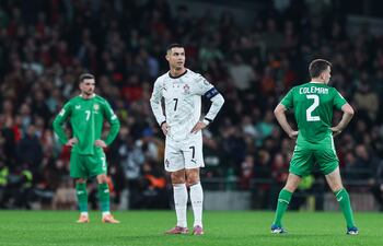 Cristiano Ronaldo de Portugal reacciona tras ser expulsado durante el partido de fútbol del Grupo F de las Eliminatorias Europeas para la Copa Mundial de la FIFA 2026 entre Irlanda y Portugal, en Dublín, Irlanda.