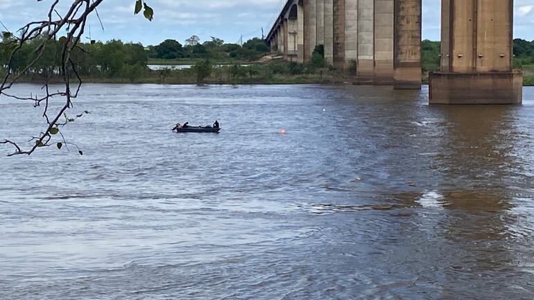 Este martes continúa la búsqueda del camión caído en aguas del río Paraguay desde el Puente Nanawa.