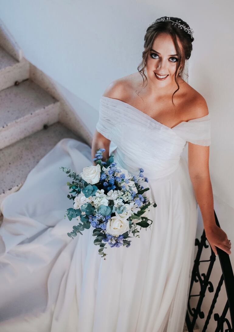 La novia lució hermosa con un vestido de la diseñadora Chiara Leiva. El tocado fue creación de Gabriela Cabañas y en sus manos llevó un ramo hecho por Rossana Ortiz.