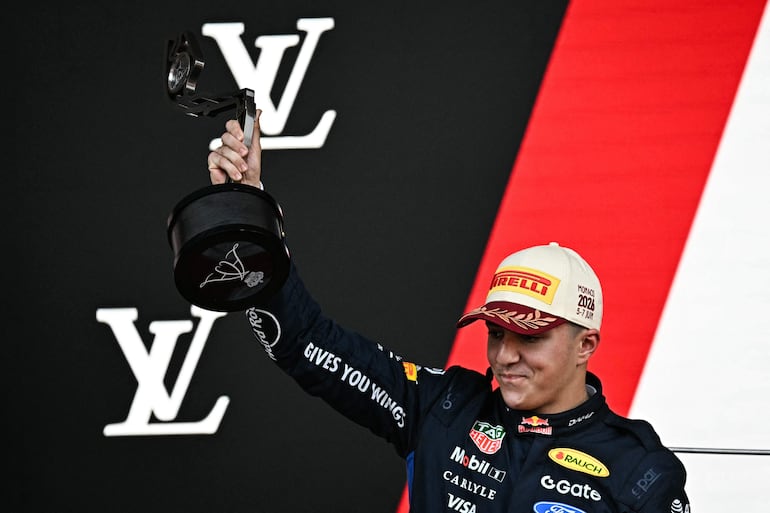 Isaac Hadjar (Red Bull) celebra su primer podio en la F1 con un tercer lugar.