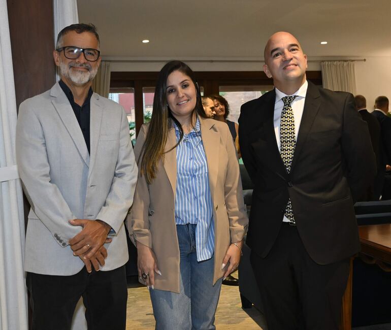 Nicolás Manoiloff, Natalia Hill y Daniel González.
