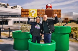 El creador de Super Mario, Shigeru Miyamoto, y el fundador del estudio Illumination, Chris Meledandri, antes del estreno de "Super Mario Galaxy" que llega hoy a los cines.