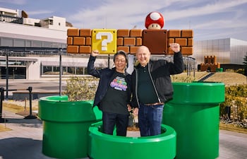 El creador de Super Mario, Shigeru Miyamoto, y el fundador del estudio Illumination, Chris Meledandri, antes del estreno de "Super Mario Galaxy" que llega hoy a los cines.