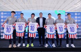 La primera promoción de bachilleres (CARDIF) junto con el presidente de la APF, Robert Harrison.