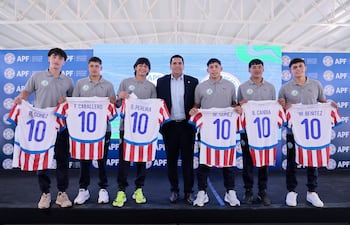 La primera promoción de bachilleres (CARDIF) junto con el presidente de la APF, Robert Harrison.