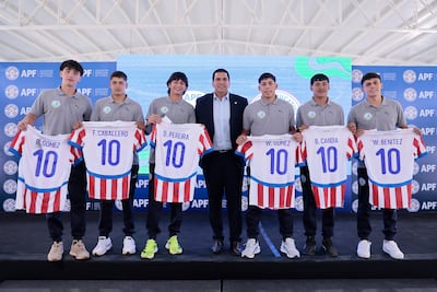 La primera promoción de bachilleres (CARDIF) junto con el presidente de la APF, Robert Harrison.