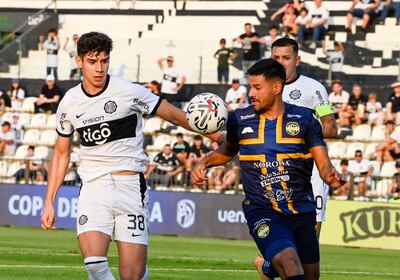 Aaron Páez (Olimpia) pelea el balón con César Benítez (Trinidense), en Para Uno.