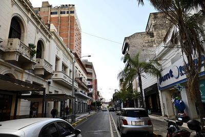 Un cable entre dos edificios sobre la calle Palma, en el microcentro de Asunción.