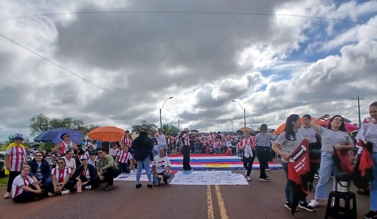 Docentes sindicalizados cerraron la Ruta PY05 durante varias horas en Pedro Juan Caballero.