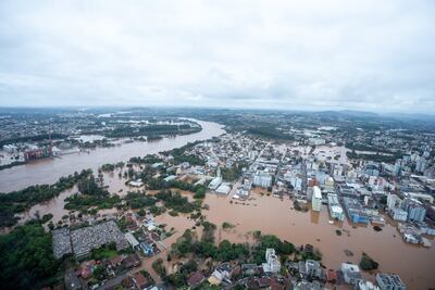 Fotografía cedida por el Gobierno de Rio Grande del Súr, que muestra las inundaciones causadas por las lluvias en la población de Lajeado (Brasil). El número de fallecidos por el paso de un ciclón extratropical que avanza desde el lunes por la región sur de Brasil aumentó a 22 en los estados de Rio Grande do Sul y Santa Catarina. (EFE)