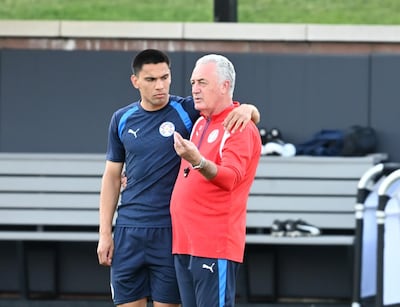 Gustavo Alfaro habla con Diego Gómez en el entrenamiento de esta tarde en Philadelphia.