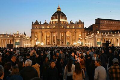 Una multitud espera entrar a la basílica de San Pedro, en el Vaticano.