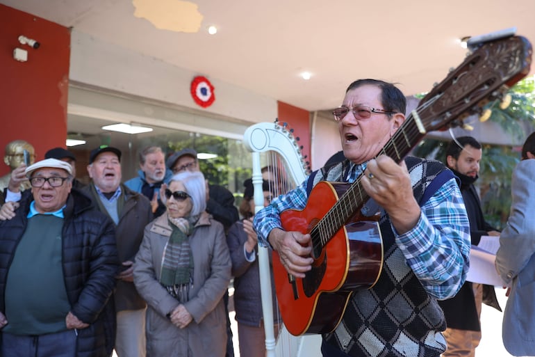 Integrantes de las Ligas Agrarias Cristianas (LAC) cantan y tocan instrumentos durante la presentación de una denuncia penal en la Fiscalía General del Estado de Paraguay este martes, en Asunción.