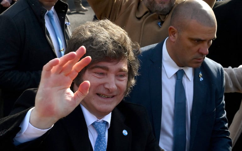 El mandatario argentino, Javier Milei, saluda a sus seguidores en Buenos Aires.