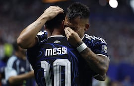 ATLANTA (United States), 15/07/2026.- Lautaro Martinez (R) of Argentina celebrates with Lionel Messi after scoring the 2-1 lead during the FIFA World Cup 2026 semifinals match England against Argentina, in Atlanta, USA, 15 July 2026. EFE/EPA/WILL OLIVER