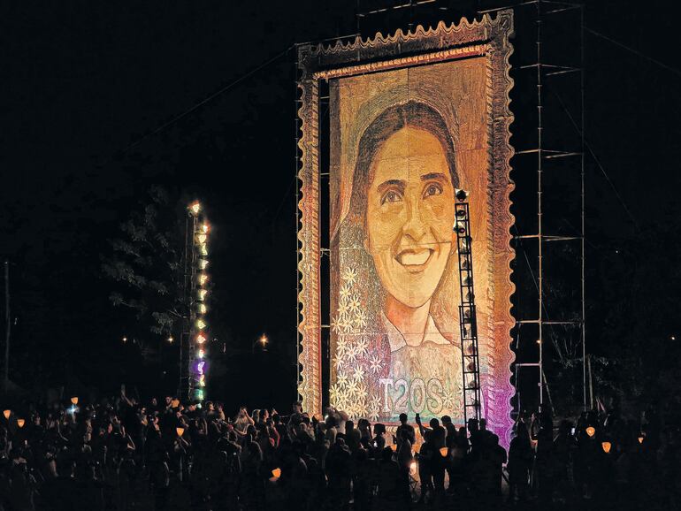 La gigantesca imagen de Chiquitunga, una de las entrañables obras de Koki Ruiz.