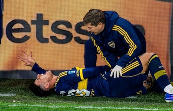 Los gestos de dolor del delantero paraguayo Adam Bareiro, quien tuvo que abandonar el terreno de juego en el duelo entre Boca Juniors y Huracán, en La Bombonera.