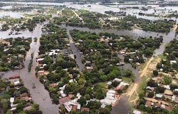 Vista aérea de Cerrito, con casas y calles parcialmente sumergidas en agua rodeadas de densa vegetación.