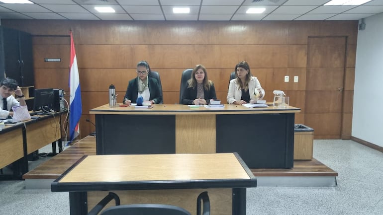 El Tribunal de Sentencia, presidido por Sonia Sánchez (i) e integrado por Olga Ruíz (c) y Celia Salinas (d).
