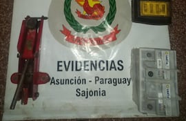 Gato hidráulico y herramientas varias recuperados por agentes de la Comisaría 2da de Asunción.