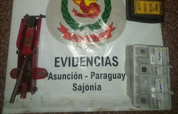 Gato hidráulico y herramientas varias recuperados por agentes de la Comisaría 2da de Asunción.