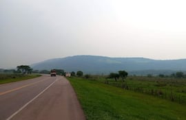El campo comunal se encuentra al costado de la ruta que une Caballero - Villarrica.