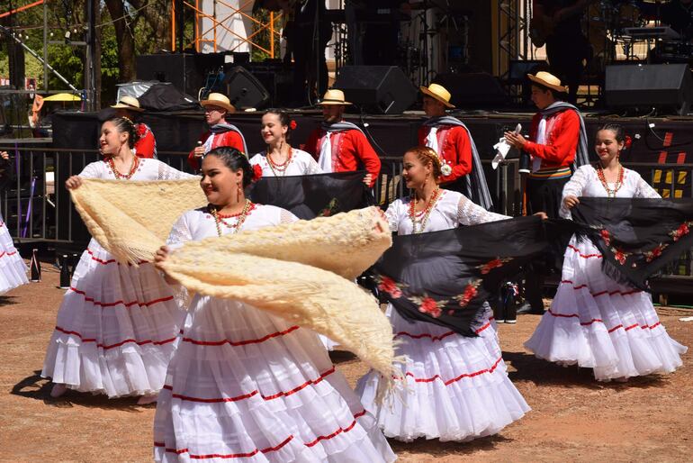Los bailarines presentaron un impecable espectáculo. 