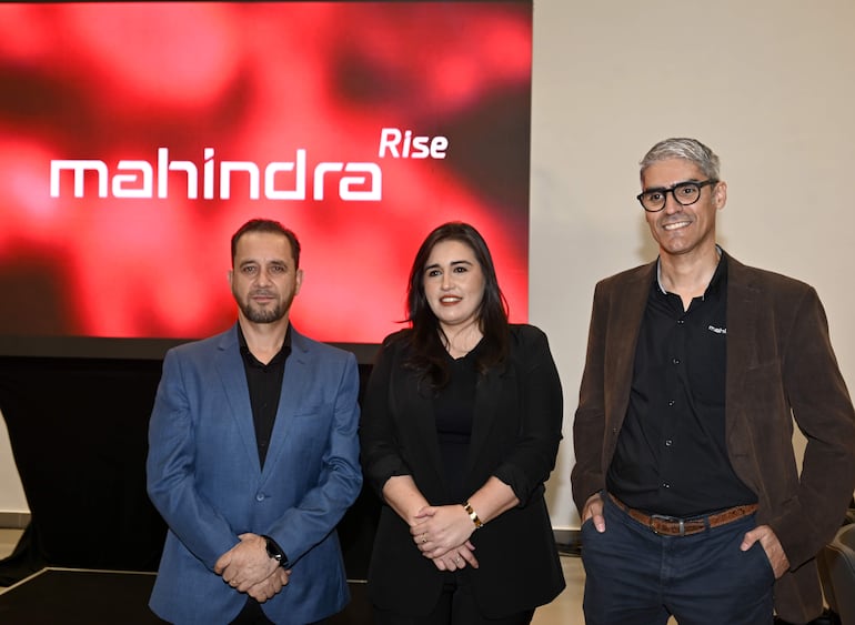 Cleidson Da Silva, Lissette Fernández y Ricardo Dutra en el lanzamiento de Mahindra.