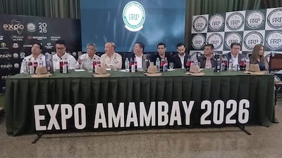 Miembros de la ARP y autoridades presentes, durante el lanzamiento de la XXIX edición de la Expo Amambay, en Pedro Juan Caballero.
