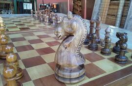 El ajedrez es deporte, ciencia y también arte. Estas artesanías en madera son obra de “Alguito Colecciones” de Del Rosario Barrios y Alejandro Fretes, en Valle Pucu, Areguá,