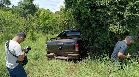 La camioneta de la marca Chevrolet, donde presumiblemente se produjo el crimen del exdirector de la Dinac, Félix Kanazawa.