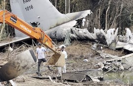 Captura de video de Putumayo Al Revés que muestra a integrantes del Ejercito Nacional de Colombia inspeccionando este martes, el área donde ocurrió el accidente de una aeronave de la Fuerza Aeroespacial Colombiana, en Puerto Leguízamo (Colombia).