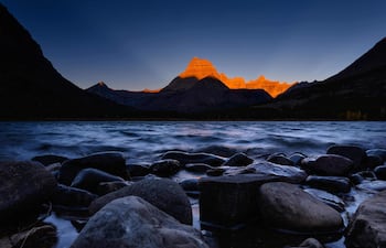 Lago Swiftcurrent en el Parque Nacional Glacier, Montana.