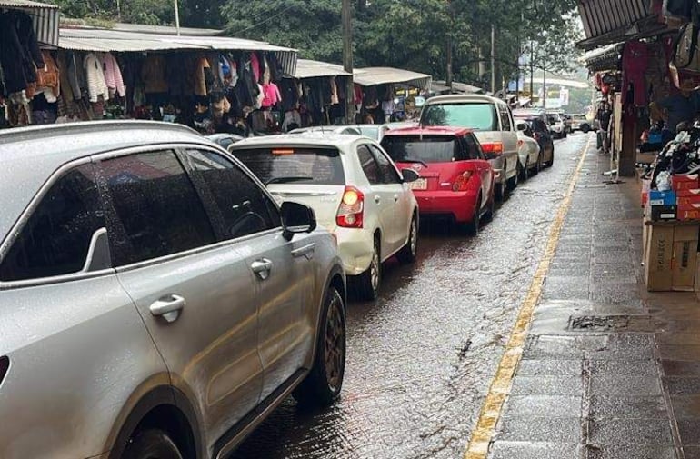 Gran flujo de vehículos en la zona céntrica de Ciudad del Este.