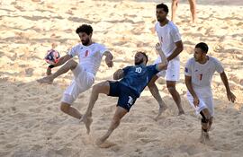 Valentín Benítez, impotente ante el ramillete de iraníes.