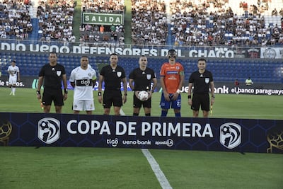 El gran apuntado, Carlos Paul Benítez con su equipo arbitral, junto a los capitanes Richard Ortiz de Olimpia y Pedro Sosa del Sportivo 2 de Mayo.