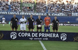 El gran apuntado, Carlos Paul Benítez con su equipo arbitral, junto a los capitanes Richard Ortiz de Olimpia y Pedro Sosa del Sportivo 2 de Mayo.