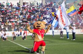 Chiribaya, la mascota oficial de los Juegos Bolivarianos, en el Estadio Las Américas, del distrito de San Juan Bautista en la ciudad de Ayacucho, congregando a miles de aficionados que disfrutaron de la puesta en escena de decenas de jóvenes que derrocharon energía y talento artístico, en el marco del evento.