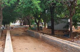 La plaza Naciones Unidas del barrio Mburicaó permanece clausurada y las obras paralizadas al menos desde inicios de 2025.
