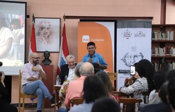 Roberto Galeano Monti, Guillermo Sequera y Rodolfo Ñuhwyt Fretes durante la presentación de “Cosmografía Chamacoco”.