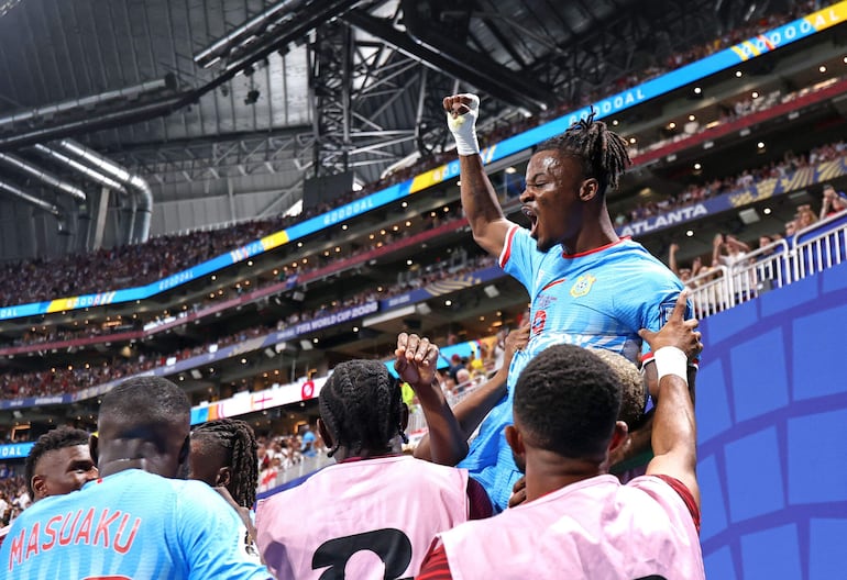 Brian Cipenga celebra su tempranero tanto en Atlanta contra Inglaterra.