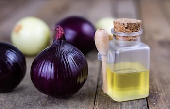Remedio casero de cebolla con miel de abeja, imagen ilustrativa.