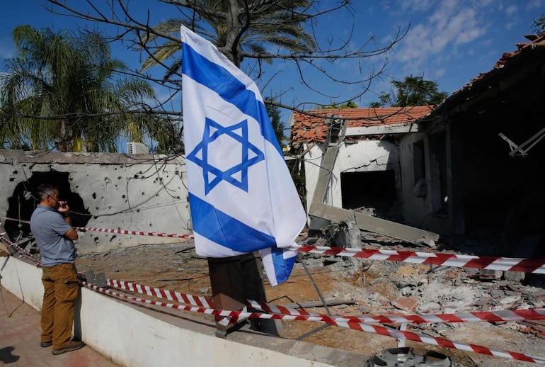 Un israelí observa su vivienda destruida por los ataques provenientes de la Franja de Gaza, dominada por los islamistas radicales Hamas.