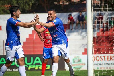 Jorge Rojas festeja el tanto del desnivel en compañía de Guillermo Ríos. (Foto: APF)